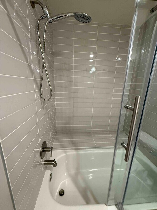 Building Photo - Fabulous Campus Commons 3 Bedroom