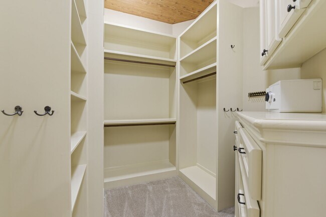 Building Photo - 30 N Palmiera Cir