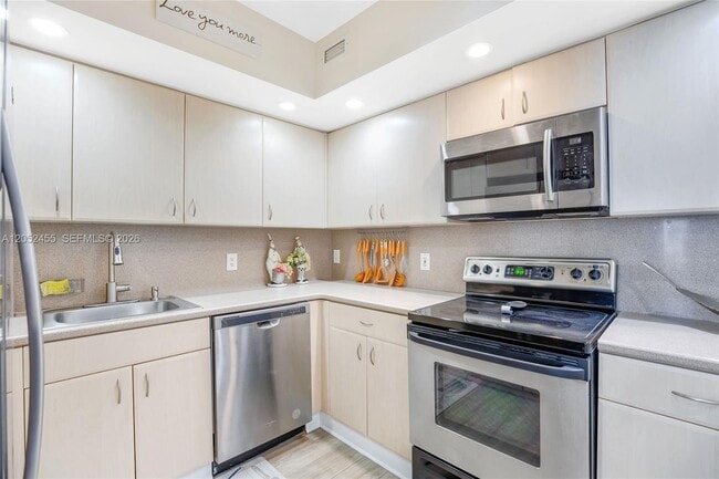 Building Photo - 5600 Collins Ave