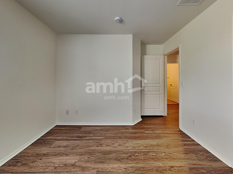 Building Photo - 9428 W Riverside Ave