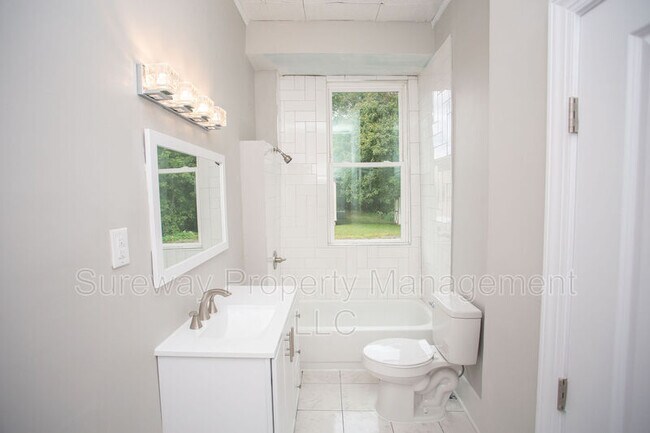 Building Photo - 614 Main St