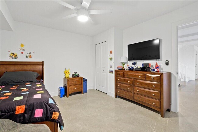 Building Photo - 709 7th Ln