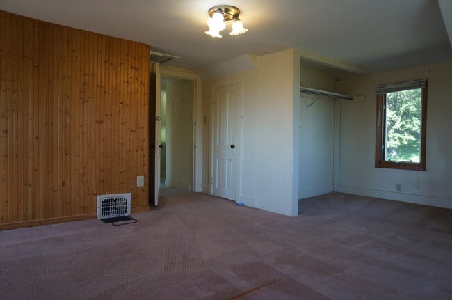 Building Photo - AVAILABLE JUNE - 5 Bed 2 Bath In East Hillside