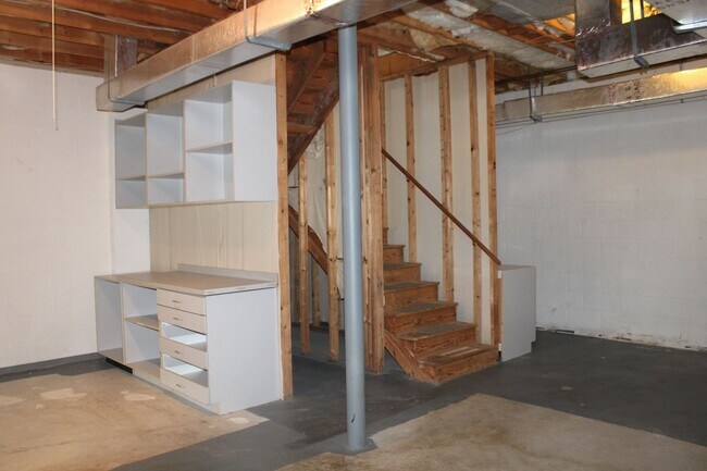 Building Photo - 2 Bedroom Townhome with Attached Garage