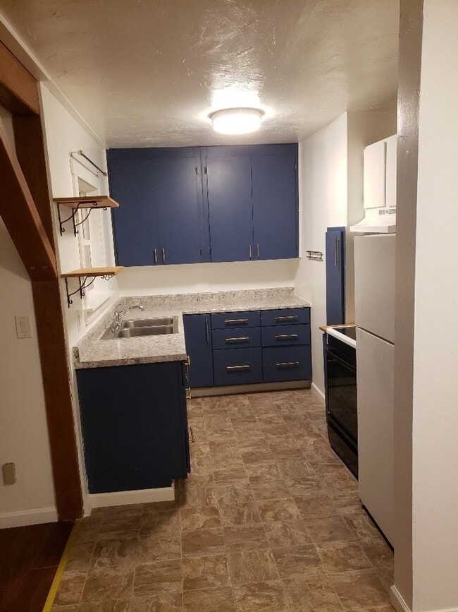 Building Photo - STATUS: AVAILABLE | R258A | $1095