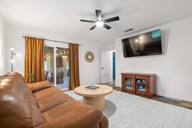 Building Photo - 9503 Castlewood Dr