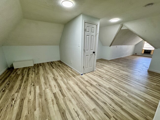 Building Photo - 915 W Taylor St