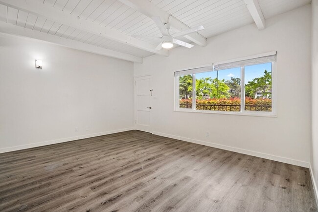 Building Photo - Quiet Comfortable Upstairs 2 Bedroom 1 Bath Located close to Downtown