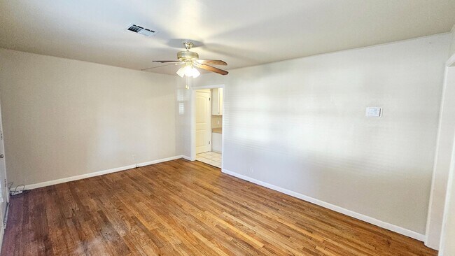 Building Photo - Warr Acres- 3 Bed/1 Bath