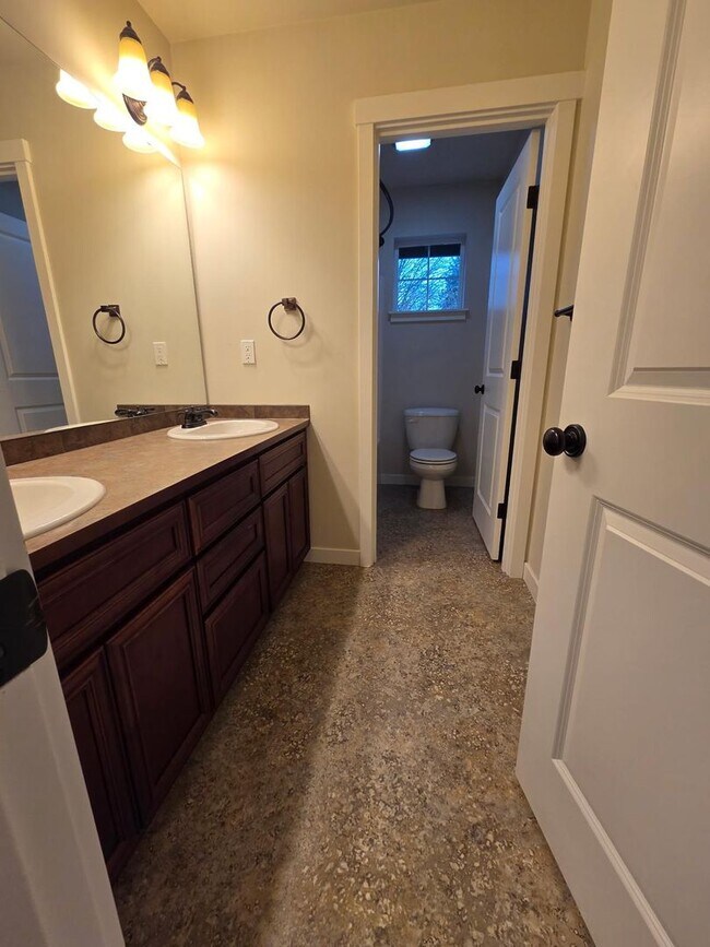 Building Photo - Beautiful 3-Bed Home with Private Yard and Modern Upgrades