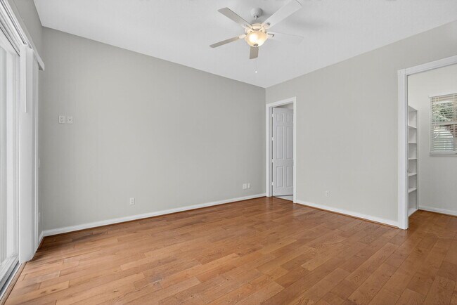 Building Photo - 121 Savona Dr