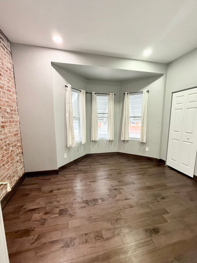 Building Photo - 3 Bed 1.5  Bath