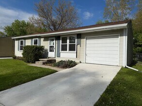 Building Photo - 3 bedroom 1 bath, fenced in back yard, one car attached garage