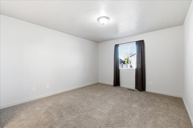 Building Photo - Single Level 3-bedroom 2-bathroom home in SW Boise