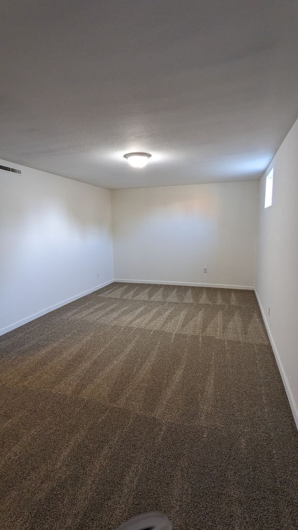 Building Photo - 5 BED/2 BATH RANCH HOME W/FINISHED BASEMEN...