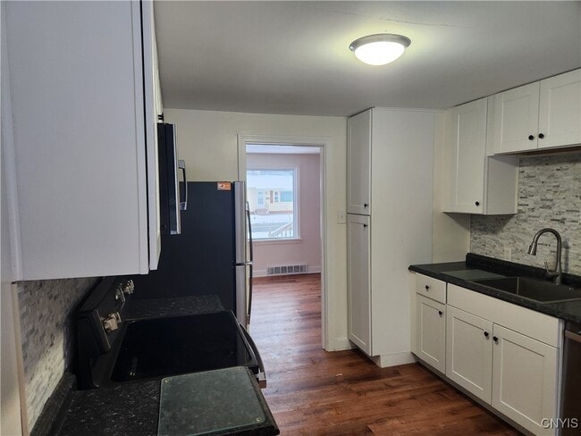 Building Photo - 437 Church St