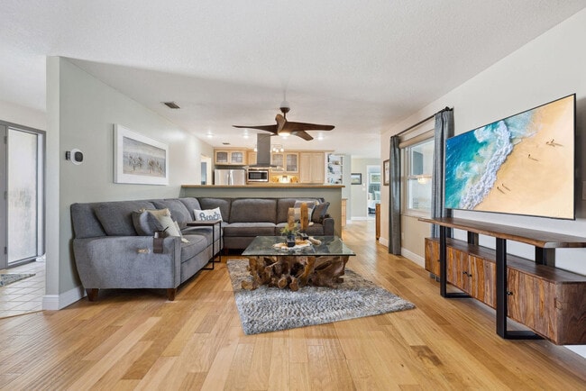 Building Photo - 12 Fairway Dr