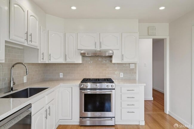 Building Photo - 74 Sunview Dr