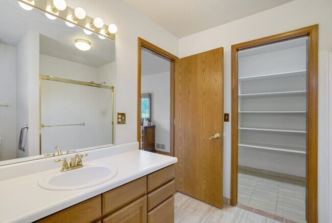 Building Photo - 3 Bedroom, 3 Bathroom backing to Southridg...