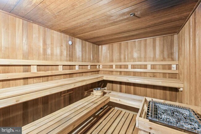 Building Photo - 2151 Jamieson Ave