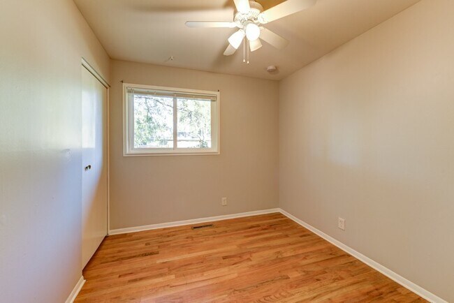 Building Photo - Beautiful and LARGE 4 bed 3 bath Home in D...