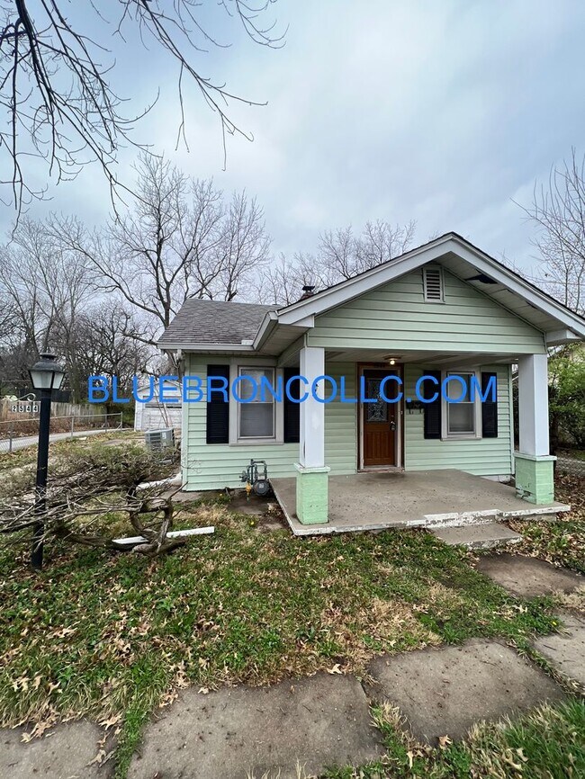 Primary Photo - Nice two bedroom house with nice hardwood ...