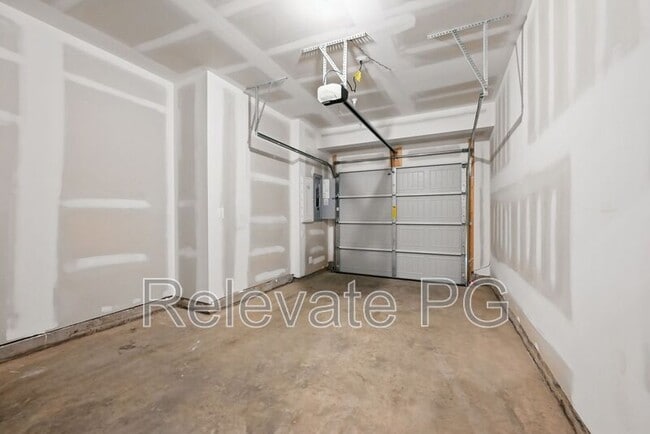 Building Photo - 636 Brookwood Glen Terrace