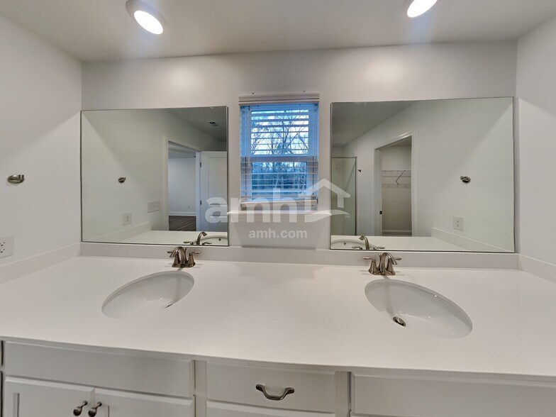 Building Photo - 115 Broadmoor Dr