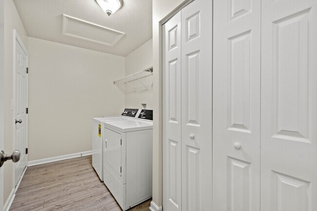 Building Photo - 72 Nicholas Dr