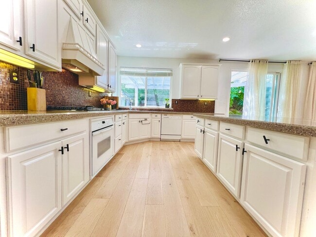 Building Photo - Gorgeous Serrano home in gated community c...