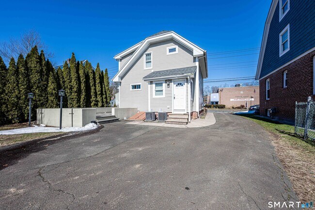 Building Photo - 186 School St