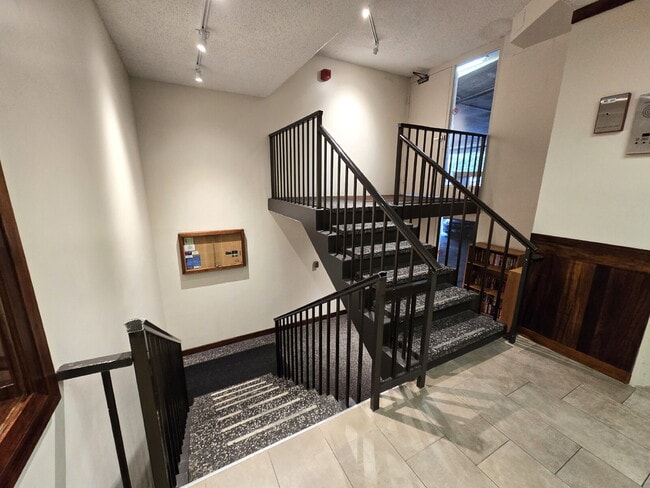 Building Photo - Large 2br/2ba/1pkg Condo near Blaisdell!