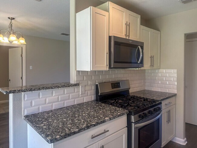 Building Photo - 4 Bedroom / 2.5 Bath Home