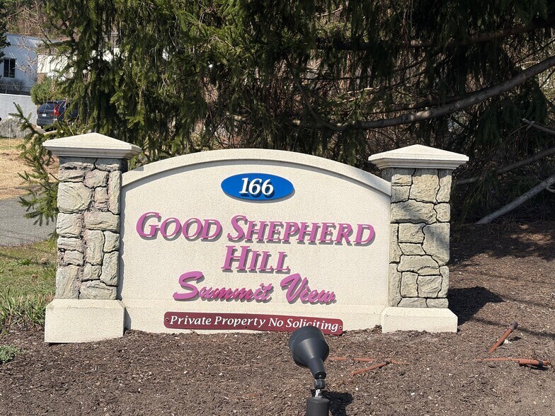 Building Photo - 166 Old Brookfield Rd