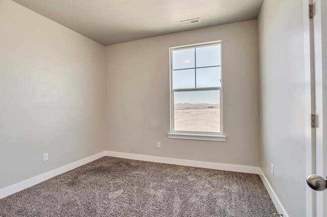 Building Photo - 64 W Silver Springs Dr