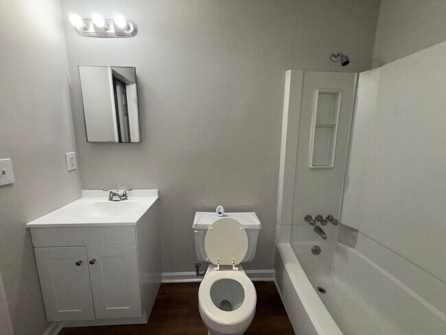 Building Photo - Fully Renovated 2 bed/ 2 bath Duplex! Available Now!