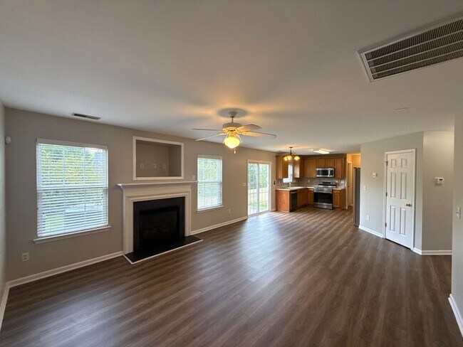 Building Photo - 4 Bedroom Home in Moss Creek!
