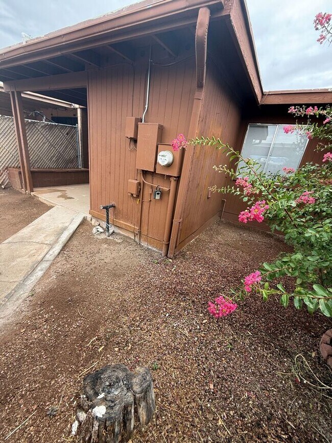 Building Photo - Townhome For Rent