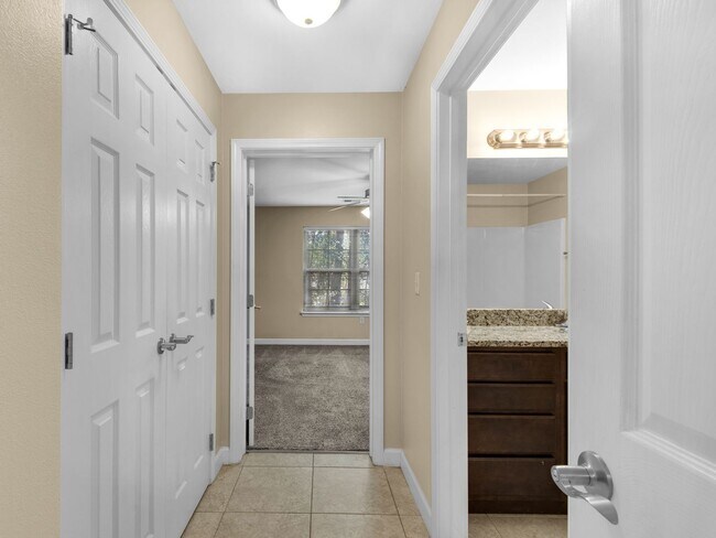 Building Photo - Beautiful 1 Bedroom Apartment in Fort Walton Beach!