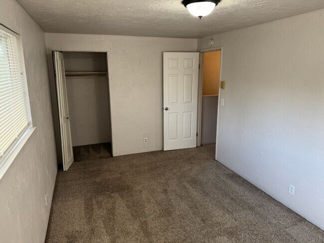 Building Photo - Updated 2 bedroom 1.5 bathroom duplex in Springfield!