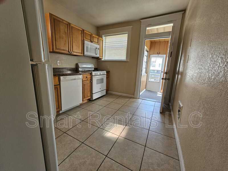 Building Photo - 5065 Lindenwood Ave