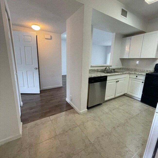 Building Photo - 1157 Golden Lakes Blvd