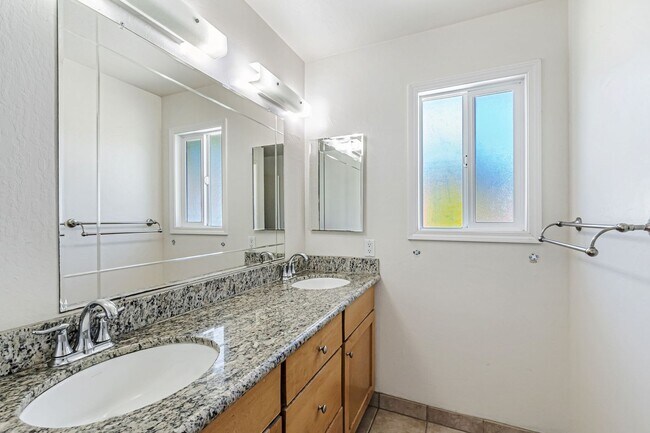 Building Photo - Saratoga Gem - 4BR Home Open Floor Plan & ...
