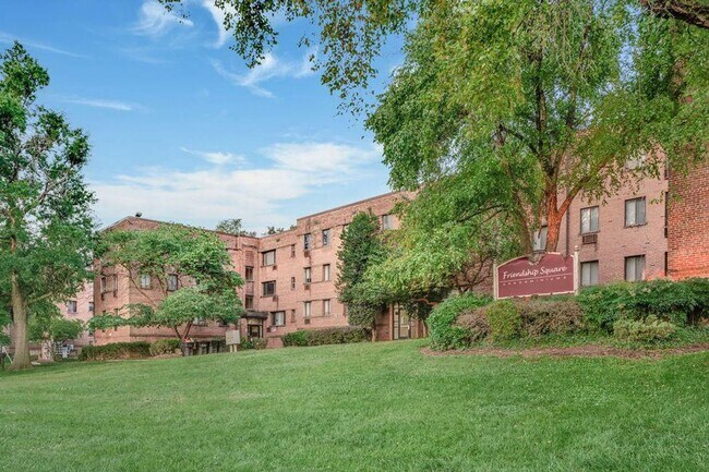 Building Photo - Spacious Sunlit 2BR Apartment – Prime Loca...