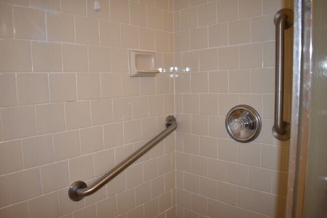 Building Photo - 2 BR, 2 BA Pemberton Oaks Condo