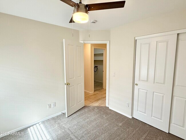 Building Photo - 13927 W Port Royale Ln