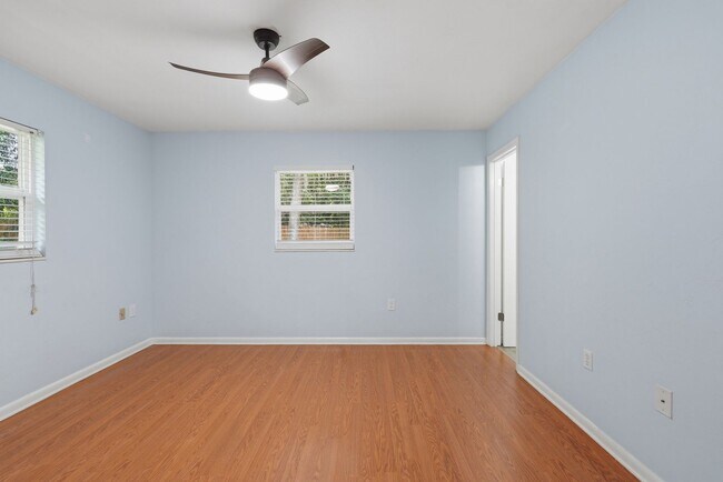 Building Photo - Roomy 3 bedroom 2 bath with great fenced yard