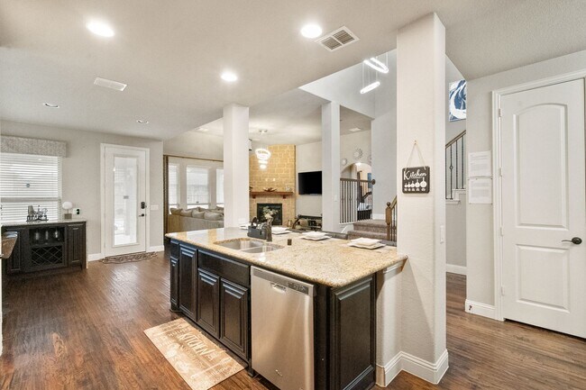 Building Photo - Fully Furnished Home in South Grand Prairi...