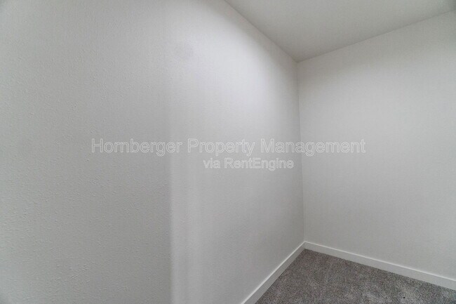 Building Photo - 911 E Bridgeport Ave