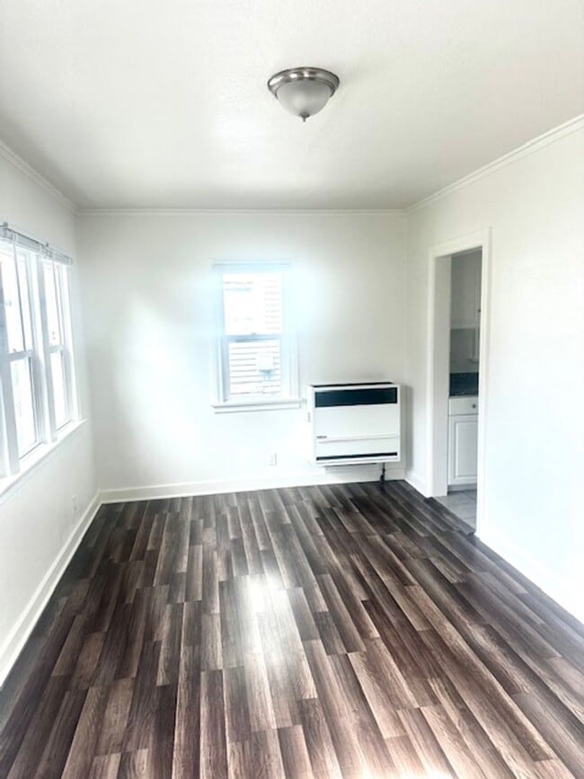 Building Photo - Super Charming Cottage, downtown Ventura